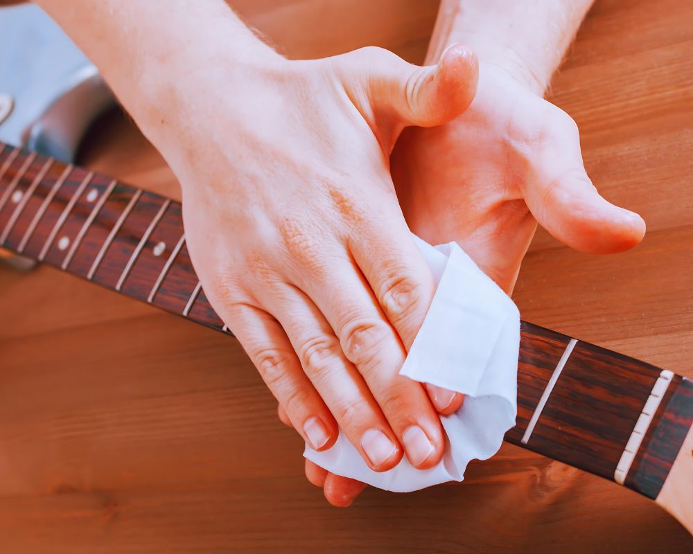 limpando guitarra